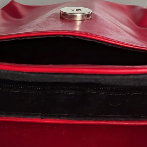 Guess Runway/Statement burgundy/red with Silver Tone Cross Body Bag adjustable! - Picture 3 of 3